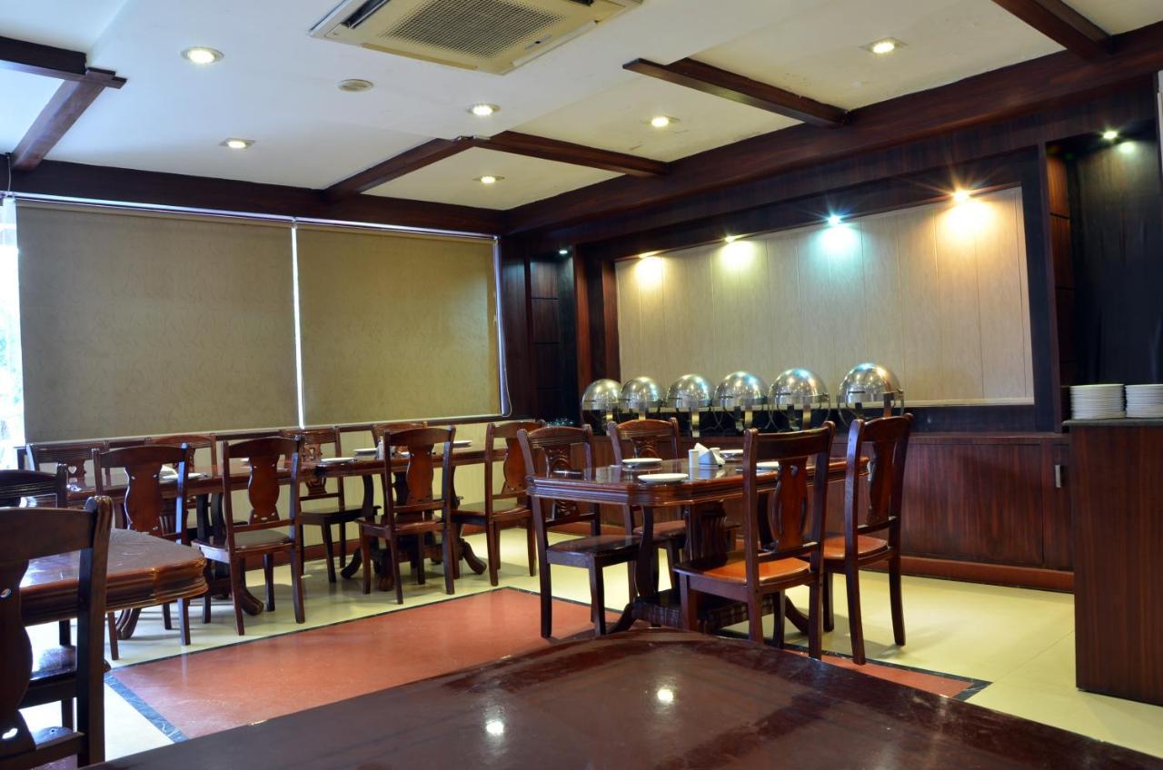 Hotel Bhoomivilas Agra  Bagian luar foto