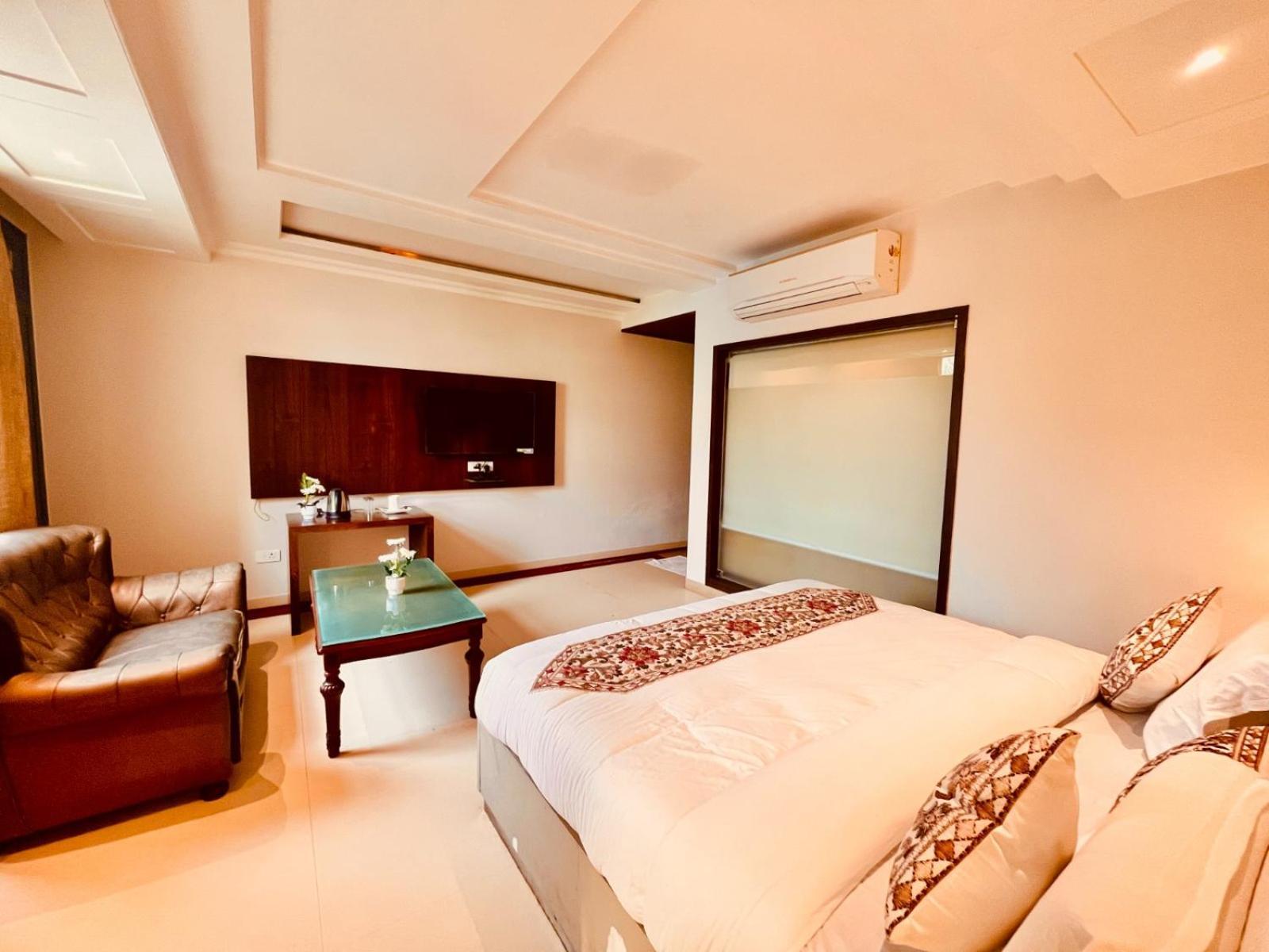 Hotel Bhoomivilas Agra  Bagian luar foto